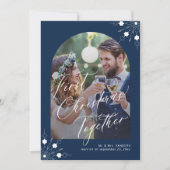 初めてのクリスマス新婚夫婦アーチ写真の雪の結晶 シーズンカード (正面)