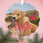 初めてのクリスマス犬の永遠のホーム写真名 オーナメントカード<br><div class="desc">犬のモダンキープサツリーオーナメントカードでペット名ピンクのスクリプト初めてのクリスマスを追加する。</div>