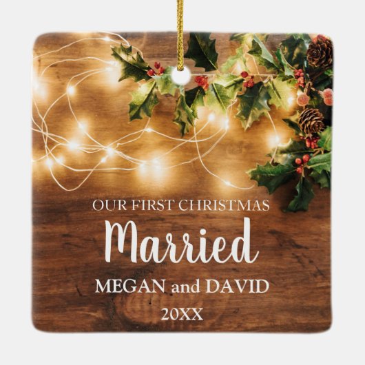 初めてのクリスマス結婚したの素朴な木と光 セラミックオーナメント (裏面)