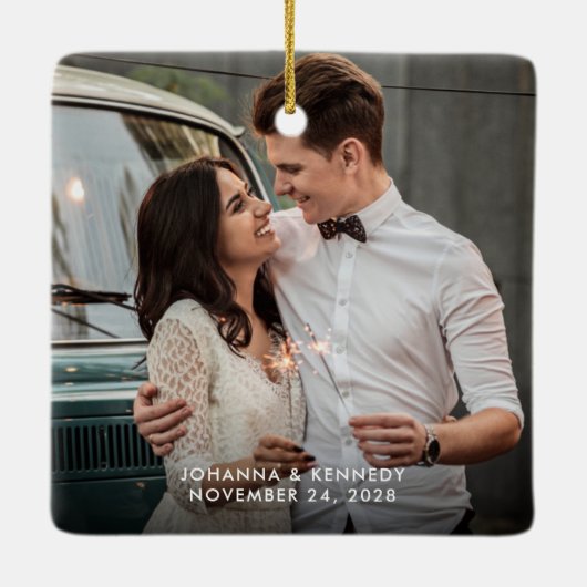 初めてのクリスマス結婚したの素朴木の写真 セラミックオーナメント (裏面)