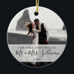 初めてのクリスマス結婚したはMr.ミセス・フォト セラミックオーナメント<br><div class="desc">クリスマスエレガントの休日の写真婚約したオーナメントの最初ま結婚したたはミスターとミセスの名前。名前を追加してパーソナライズ。パートナー、夫、妻、ボーイフレンドやガールフレンドに完璧な記念品を贈る。</div>