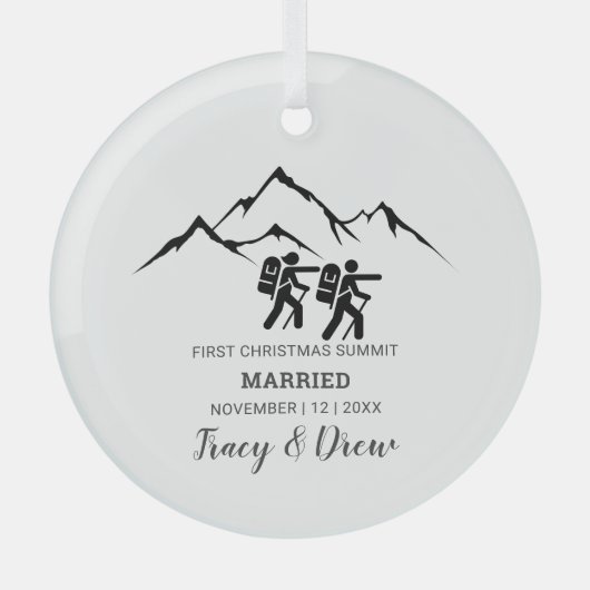 初めてのクリスマス結婚したアウトドリーマウンテンハイキング ガラスオーナメント (正面)