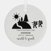 初めてのクリスマス結婚したアウトドリーマウンテンハイキング ガラスオーナメント (裏面)