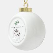 初めてのクリスマス結婚したスノーフレークオーナメント セラミックボールオーナメント (右)