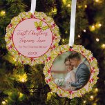 初めてのクリスマス結婚したピンク赤おもしろいカップルの写真 オーナメントカード<br><div class="desc">クラシックの手を引いたホリーとベリーパターン結婚したで、レトロなピンク色の背景に初めてのクリスマスをカップルとして記念し、背中に写真とテキスト。</div>