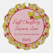 初めてのクリスマス結婚したピンク赤おもしろいカップルの写真 オーナメントカード (裏面)