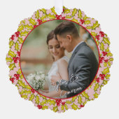 初めてのクリスマス結婚したピンク赤おもしろいカップルの写真 オーナメントカード (正面)