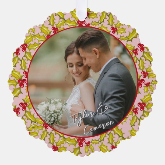 初めてのクリスマス結婚したピンク赤おもしろいカップルの写真 オーナメントカード (正面)