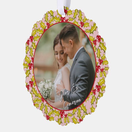 初めてのクリスマス結婚したピンク赤おもしろいカップルの写真 オーナメントカード (左)