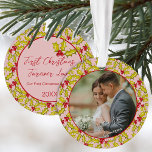 初めてのクリスマス結婚したピンク赤おもしろいカップルの写真 オーナメント<br><div class="desc">クラシックの手を引いたホリーとベリーパターン結婚したで、レトロなピンク色の背景に初めてのクリスマスをカップルとして記念し、背中に写真とテキスト。</div>