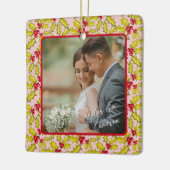 初めてのクリスマス結婚したピンク赤おもしろいカップルの写真 セラミックオーナメント (左)