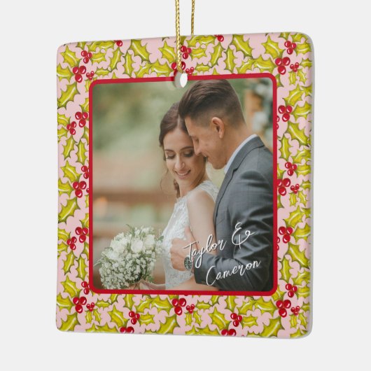 初めてのクリスマス結婚したピンク赤おもしろいカップルの写真 セラミックオーナメント (左)