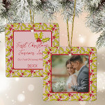 初めてのクリスマス結婚したピンク赤おもしろいカップルの写真 セラミックオーナメント<br><div class="desc">クラシックの手を引いたホリーとベリーパターン結婚したで、レトロなピンク色の背景に初めてのクリスマスをカップルとして記念し、背中に写真とテキスト。</div>