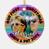 初めてのクリスマス結婚したフォトサンセットストライプ セラミックオーナメント (正面)