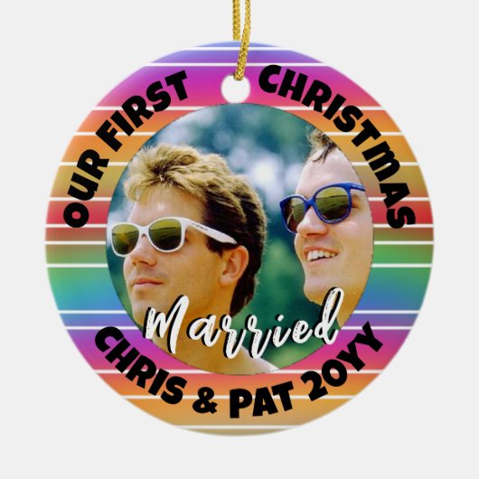 初めてのクリスマス結婚したフォトサンセットストライプ セラミックオーナメント (正面)