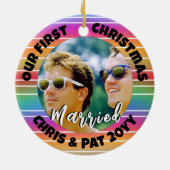 初めてのクリスマス結婚したフォトサンセットストライプ セラミックオーナメント (裏面)