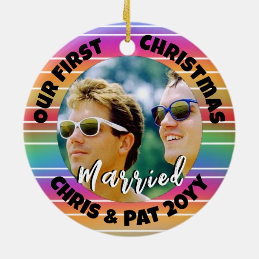 初めてのクリスマス結婚したフォトサンセットストライプ セラミックオーナメント (裏面)