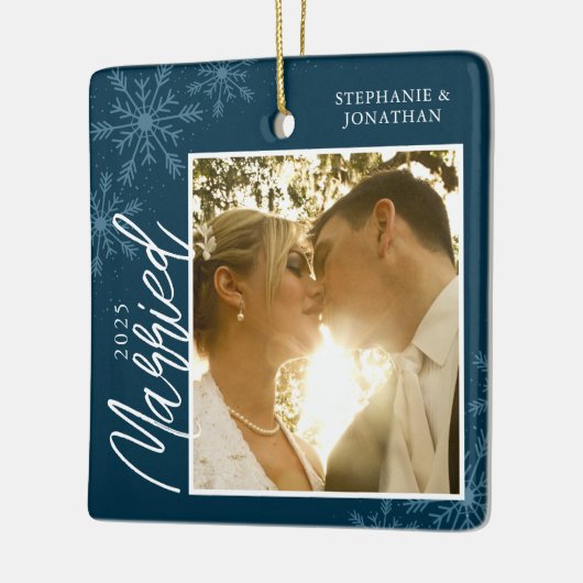 初めてのクリスマス結婚したブルースノーフレーク写真 セラミックオーナメント (左)