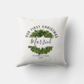 初めてのクリスマス結婚したベリーリースパーソナライズされた クッション (裏面)