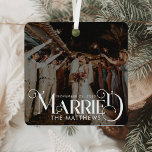 初めてのクリスマス結婚したミニマルタイポグラフィ写真 メタルオーナメント<br><div class="desc">最初祝の休日のカップルと結婚したの初めてのクリスマスの結婚したミニマルタイポグラフィフォトメタルオーナメント。このオーナメントは、手書きの台本とヴィンテージのクリスマスヴィースタイリッシュブとクリーンでミニマルなデザインを融合させ、この特別な機会をマークするエレガント方法を提供する。シャッタープルーフメタルで作られ、軽量でタイムレスなホリデーデコールの魅力を維持しながら耐久性を確保。このオーナメントを自分の写真お気に入りのでパーソナライズし祝て結婚、あなたの愛の意味のある記念品を作成する。あなたの木に飾られているか与え、心のこもった贈り物として飾られているか結婚したら、この「私たちの初めてのクリスマス」オーナメントは、控えめなスタイルで新しい地位を示すモダン完璧な記念の品だ。このオーナメントは結婚、カップルとしてあなたの初めてのクリスマスを一緒に美しく思い出させるフォトギフトや個人的なキープサケに理想的な結婚した。そのシンプルデザインはまだシックなtouchは、休日の伝統に愛と感性の来を追加し、何年もの間の長続きの宝となっている。</div>