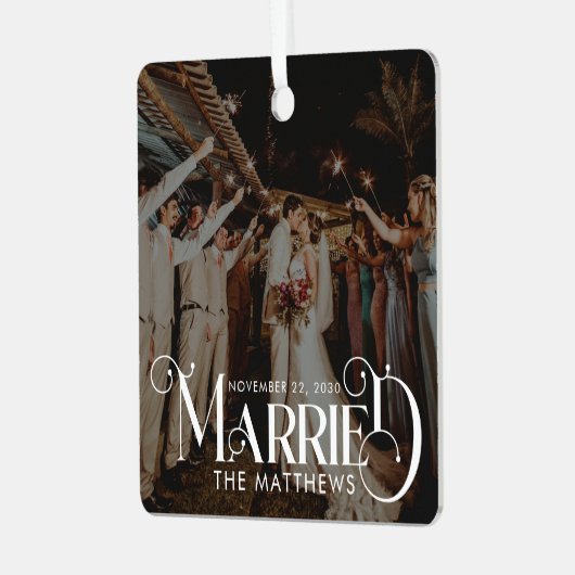 初めてのクリスマス結婚したミニマルタイポグラフィ写真 メタルオーナメント (正面左)