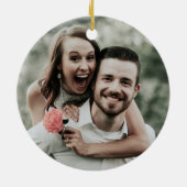 初めてのクリスマス結婚したミニマルリース写真 セラミックオーナメント (裏面)