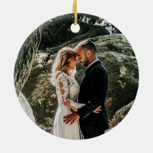 初めてのクリスマス結婚したモダンミニマル写真 セラミックオーナメント (裏面)