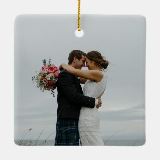 初めてのクリスマス結婚した夫妻の写真2枚 セラミックオーナメント (裏面)