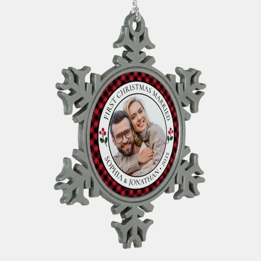 初めてのクリスマス結婚した素朴赤チェック写真 スノーフレークピューターオーナメント (左)