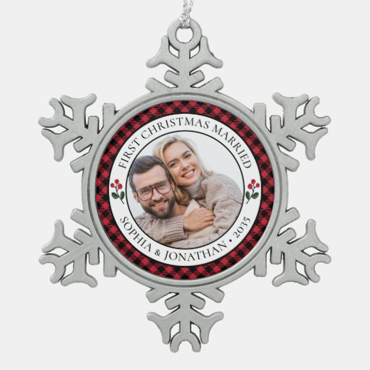 初めてのクリスマス結婚した素朴赤チェック写真 スノーフレークピューターオーナメント (正面)