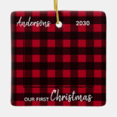 初めてのクリスマス結婚した赤い格子模様のカップル写真 セラミックオーナメント (正面)