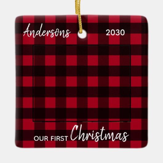 初めてのクリスマス結婚した赤い格子模様のカップル写真 セラミックオーナメント (正面)
