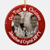 初めてのクリスマス結婚した赤パーソナライズされたグリッター セラミックオーナメント (正面)