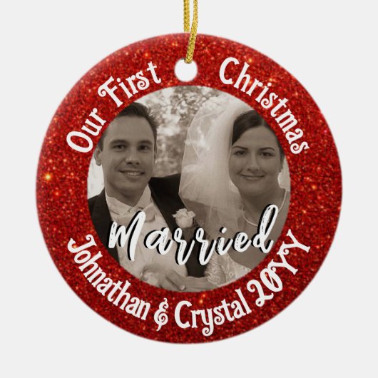 初めてのクリスマス結婚した赤パーソナライズされたグリッター セラミックオーナメント (正面)