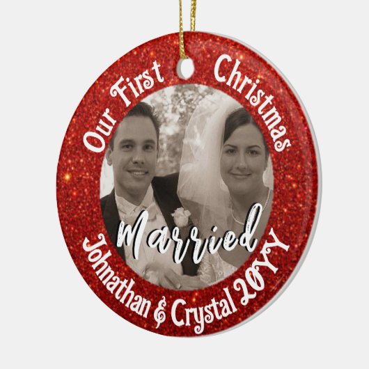 初めてのクリスマス結婚した赤パーソナライズされたグリッター セラミックオーナメント (左)
