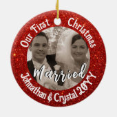 初めてのクリスマス結婚した赤パーソナライズされたグリッター セラミックオーナメント (裏面)