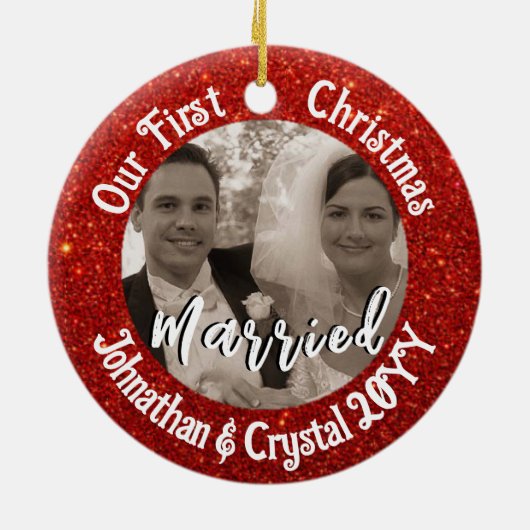 初めてのクリスマス結婚した赤パーソナライズされたグリッター セラミックオーナメント (裏面)