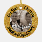初めてのクリスマス結婚した赤パーソナライズされたグリッター セラミックオーナメント (正面)
