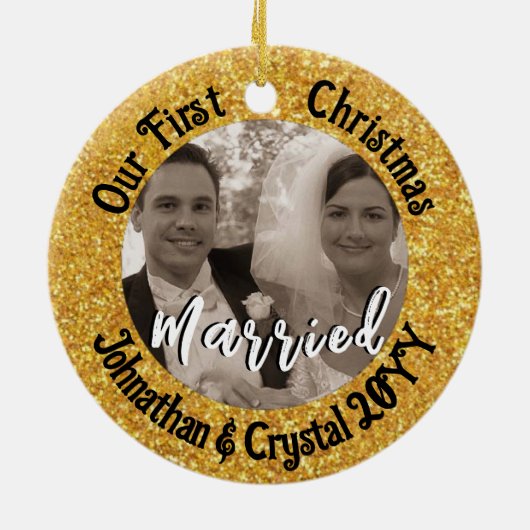 初めてのクリスマス結婚した赤パーソナライズされたグリッター セラミックオーナメント (裏面)