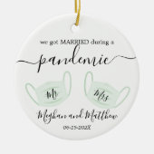 初めてのクリスマス結婚の流行性検疫マスク セラミックオーナメント (正面)