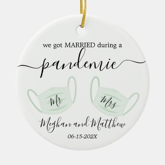 初めてのクリスマス結婚の流行性検疫マスク セラミックオーナメント (正面)