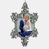初めてのクリスマス結婚ズ·フォト·ブルー スノーフレークピューターオーナメント (左)