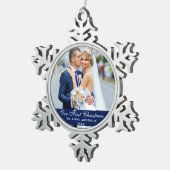 初めてのクリスマス結婚ズ·フォト·ブルー スノーフレークピューターオーナメント (右)