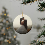 初めてのクリスマス結婚式の日写真書道 セラミックオーナメント<br><div class="desc">大切な思い出を永遠の休日の宝物に変えるフェスティバル作品！このオーナメントは完全に一体感と喜びの精神を捉えエレガント、あなたの最も明るい瞬間の特別なスナップショットであなたのクリスマスツリーをパーソナライズすることができる。休日の装飾を補完するように設計されたこの記念オーナメントは、愛、団結、そして愛する人々と共有される幸せな時間の反映である。</div>
