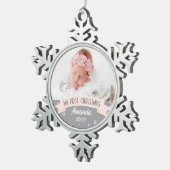 初めてのクリスマス赤面ピンクベビーガール写真 スノーフレークピューターオーナメント (右)