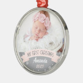 初めてのクリスマス赤面ピンクベビーガール写真 メタルオーナメント (左)