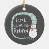 初めてのクリスマス退職したパーソナライズされたキュート雪だるま セラミックオーナメント (裏面)