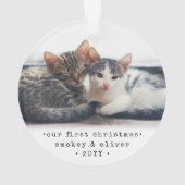 初めてのクリスマス2匹の猫やペットの写真を撮シンプルる オーナメント (裏面)