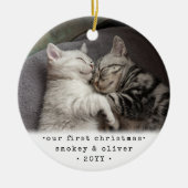 初めてのクリスマス2匹の猫やペットの写真を撮シンプルる セラミックオーナメント (正面)