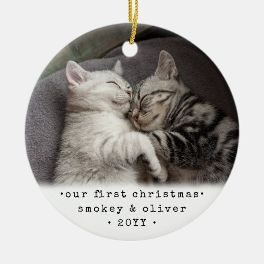 初めてのクリスマス2匹の猫やペットの写真を撮シンプルる セラミックオーナメント (正面)